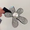Horquilla de Flor Irregular con Brillo de Lujo Ligero, Diamante Completo, Elegante de Alto Grado, Combinación Perfecta, Pequeño Estilo Chanel, Pinza de Tiburón para Flequillo Roto