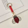 Llavero de aleación transfronterizo creativo y adorable con adornos de diamantes, con un diseño de abeja pequeña, un accesorio de alta gama y lujoso para bolsos y llaves de coche