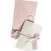 Diretamente do Fabricante: 70% de desconto em Convites de Casamento em Camadas com Estampagem em Ouro Relevo e Decoração com Fita, Convites de Casamento Personalizáveis