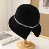Sombrero de pescador de felpa a rayas de invierno y otoño nuevo al por mayor para mujer, sombrero de cubo versátil retro cálido para adelgazar la cara, sombrero de pescador liso