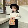 Ins hecho a mano tejido de ganchillo bola de pelo colorida para niños niña bolso de mano portátil accesorios bolsa para monedas de móvil venta al por mayor