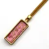 Venta al por mayor del fabricante Arena Mineral Pintada a Mano Acero de Titanio Thangka Zaki Lamu Amarillo Riqueza Mineral Pequeño Thangka Portátil Buda Amuleto Colgante Collar