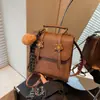 Mochila Retro Estilo College Transfronteiriça para Mulheres Novo Modelo Outono e Inverno 2026 Bolsa de Mão de Estudante Mochila Pequena Bolsa Transversal de Nicho Tendência