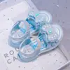 Sandalias de punta abierta para niña 2025 verano nuevo suela blanda zapatos de princesa dulce niña playa zapatos de bebé zapatos de cristal