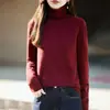 Suéter de malha fina em lã de iaque sem costura para outono e inverno para mulheres, com gola alta, tecido macio e quente e um design estiloso e de corte solto.