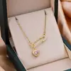 Pingente Dourado Banhado a Cobre Broche Personalizado Amor Totalmente em Diamante Aço Titânio de Luxo Leve Colar Moda Feminina Corrente de Clavícula Feminina de Alta Qualidade
