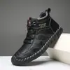 Botas Martin Masculinas de Cano Médio Transfronteiriças Outono e Inverno Novo Estilo Costura Manual Botas de Couro PU Solado Plano Antiderrapante Calçados Masculinos Casuais para Exterior
