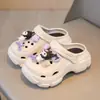Novos chinelos infantis e para meninas estilo pai-filho, tamancos fofos de desenho animado Kuromi em EVA, sola macia, antiderrapante, bico fechado, versáteis.