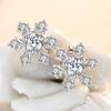 Nuevos pendientes navideños de copo de nieve, chapados en platino, con aguja de plata S925, dulces, románticos, elegantes y brillantes.