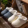 Pantuflas de algodón impermeables para mujer, nuevo diseño para pareja, para usar fuera de casa, con forro de terciopelo cálido, suela gruesa antideslizante, conjunto de pantuflas tipo concha para hombre, otoño e invierno