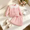 Conjunto de primavera e outono para meninas de comércio exterior: jaqueta de renda com gola de boneca e manga longa, saia de cor sólida, roupas infantis doces e fofas em estoque