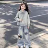 Conjunto de Pantalones Lindos de Dibujos Animados y Camisa Polo Rayada de Retazos Limpia y Relajada para Niños Medianos y Grandes Sudadera Falsa de Dos Piezas Moderna