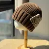 Gorro de Punto con Parche de Cara Sonriente de Estilo Coreano para Hombres y Mujeres, Cálido y Versátil para Otoño e Invierno, Pequeño Gorro de Punto para Adelgazar la Cara con Protección para los Oídos