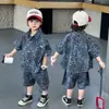 Roupa de Verão para Meninos Estampa de Leopardo 2026 Novo Conjunto de Três Peças de Verão com Colete, Camisa de Manga Curta e Shorts