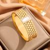 Novo estilo palaciano retrô europeu e americano, pulseira de aço titânio banhada a ouro com design personalizado, padrão favo de mel, joia, pulseira de estilo antigo com diamantes incrustados