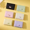 Linda Cartera Corta Estilo Universitario para Mujer, Alto Valor Estético, Diseño Dulce, 70% de descuento Cartera con Estampado Creativo de Perro en Relieve Portatarjetas