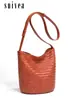 Bolso tejido retro de nicho 2026 nuevo modelo transfronterizo, elegante bolso de hombro y cruzado de gran capacidad, bolso cubo casual simple