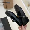 Nuevos zapatos Mary Jane para mujer 2026 de punta cuadrada, con una sola tira y tacón de cuña, con adornos metálicos