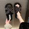 Chinelos Peludos Femininos Chinelos de Algodão Chinelos de Uma Tira 2026 Bico Aberto Novo Estilo Bolinhas para Uso Externo Outono/Inverno Estilo Coreano Simples de Fundo Plano
