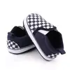 Directo de fábrica zapatos de primavera y otoño para niños pequeños de 0 a 1 año zapatos de cuadros suela suave zapatos de bebé venta al por mayor 2368