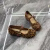 Zapatos Mary Jane Planos de Ante Retro con Estampado de Leopardo para Mujer, Estilo Verano 2026, Cómodos Zapatos de Abuela con Correa Única y Diseño de Dedos Divididos Falsos