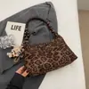 La popular bolsa de gran capacidad con estampado de leopardo para mujer de este año es el nuevo estilo de moda 2026, un bolso de hombro tipo tote elegante y de buen aspecto para el día a día.