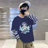 G2029# Camiseta de manga comprida listrada falsa de duas peças para meninos para primavera e outono camiseta infantil para outono base de algodão puro moda