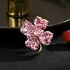 Broche Magnético Simples e Elegante de Trevo de Quatro Folhas Rosa, Fecho Magnético de Alta Qualidade Cravejado com Diamantes, Broche Exquisito e de Alta Qualidade