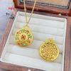 Pingente de bússola com oito tesouros esmaltados em ouro e areia antiga da Gold Store no mesmo estilo Pingente de bússola com recorte banhado a ouro e latão atacado