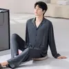 Conjunto de pijama super macio e fresco para homens na primavera e no outono, com um cardigã, gola de lapela e tecido modal, estilo simples, adequado para usar como roupa de casa.