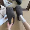 Pantuflas de peluche tipo slip-on de moda para mujer, nuevo modelo otoño e invierno 2026, adecuadas para uso casual al aire libre, fáciles de combinar, pantuflas de algodón peludo con suela suave