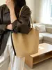 Bolso de hombro vintage de gran capacidad con un toque de alta gama, bolso tote versátil para el trabajo para mujer, bolso de patrón tejido de nicho, nuevo modelo para mujer