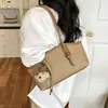Bolsa de ombro feminina minimalista de nicho transfronteiriça para o verão de 2026, versátil, para o trabalho e uso casual, bolsa tote de grande capacidade