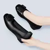 Zapatos de Plataforma Individuales para Mujer Otoño 2026 Nuevo Estilo Suela Plana Negra Suela Suave Piel Suave Zapatos Pequeños para Madres de Mediana Edad Zapatos de Mujer de Moda