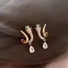 Pendientes de Serpiente Dorada para Mujer Únicos 2024 Nuevos Explotivos Elegantes Tachuelas Diseño de Nicho Pendientes de Viento Frío