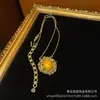 Bronce Antiguo Occidental Dorado Chapado 18 Oro Retro Viejo con Piedra Natural Amarilla como Piedra Principal y Pedrería Multicolor