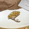 Broche de Hoja de Ginkgo para Otoño e Invierno, Corsage de Cristal Elegante y Exquisito para Mujer de Alta Gama, Accesorio de Pin de Diseño de Nicho de Lujo Ligero