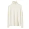 Coleção outono e inverno: Camiseta base de cor sólida, justa e em camadas, com gola contrastante, perfeita para criar um look em camadas estiloso com um suéter de lã