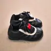 Zapatillas de Encaje para Niñas Estilo Coreano Zapatos Suaves para Bebés y Niños Pequeños Otoño 2025 Nuevos Zapatos Planos Casuales para Niños Pequeños y Medianos