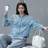 Fotos reais do novo conjunto de estilo coreano para o outono/inverno de 2026: uma jaqueta jeans vintage, lavada e desgastada, sem gola, para mulheres