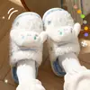 Pantuflas de peluche originales de Sanrio, gruesas y cálidas, con suelas antideslizantes, perfectas para usar en interiores, diseñadas para niñas, y disponibles para venta al por mayor en otoño e invierno