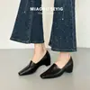 Cuero suave minimalista moda perezosa cómoda para usar por fuera 2026 Otoño boca profunda zapatos de vestir para mujer sin cordones para el trabajo diario profesional