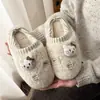 Chinelos de algodão macios com sola de feltro de gato de desenho animado para mulheres, novo estilo outono/inverno 2026, forrados com fleece e espessados para aquecimento, com uma sensação confortável e acolchoada, perfeitos para usar em casa