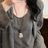 Estilo Chinês Old Money! Colar com Pingente em Tons de Marrom para Mulheres, Corrente Clavicular de Luxo de Alto Padrão, Acessório Longo de Verão