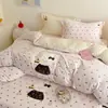 Conjunto de colcha bordada em veludo de leite com tema de desenho animado, uma coleção de inverno de quatro peças com material mais espesso de fleece de coral para aquecimento adicional.