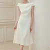 Vestido francés de lino Tencel con hombros descubiertos y fruncido en la cintura, elegante vestido de línea A de longitud media, pequeño vestido blanco chic para ir al trabajo