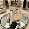 Bolso de Cubo de Piel Suave de Hong Kong para Mujer 2026 Nuevo Bolso de Hombro Cruzado con Monograma de Textura de Alta Gama Bolso de Mano Versátil