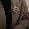 Broche de Camelia y Perla Estilo Francés, Broche Versátil Elegante y de Alta Gama para Otoño e Invierno, Accesorio para Traje y Abrigo