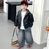 2344 Jaqueta Masculina de Primavera e Outono 2026 Novo Estilo Coreano Moda Cool Jaqueta de Couro Falsa Duas Peças para Meninos