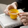 Taza maestra de cerámica amarilla limón con esmalte inferior pintada a mano con flores de osmanthus, borde y platillo florales, para beber té y apreciar en casa